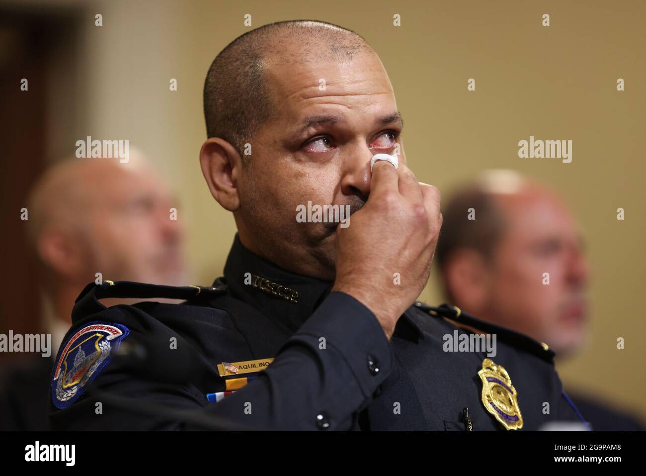 Sergent de l'officier de police du Capitole des États-Unis. Aquilino Gonell devient émotionnel comme il témoigne devant le comité spécial de la Chambre enquêtant sur l'attaque de janvier 6 sur le Capitole des États-Unis le 27 juillet 2021 à la maison de bureau de Canon bâtiment à Washington, DC.Credit: Oliver Contreras/Pool via CNP /MediaPunch Banque D'Images