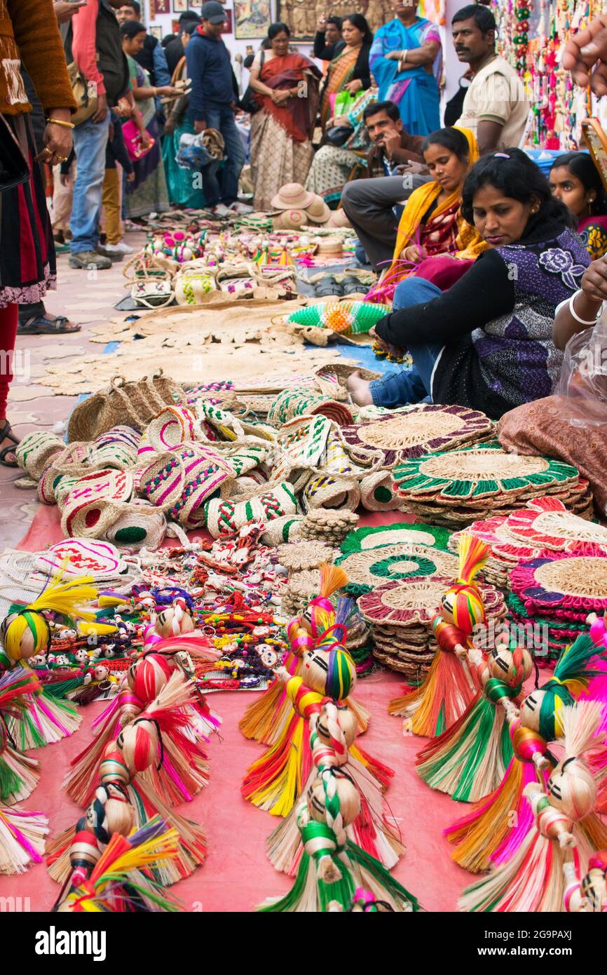 KOLKATA, BENGALE-OCCIDENTAL , INDE - 12 DÉCEMBRE 2014 : oeuvres d'art de jute faites à l'main, artisanat exposé pendant la foire de l'artisanat à Kolkata - le plus grand han Banque D'Images