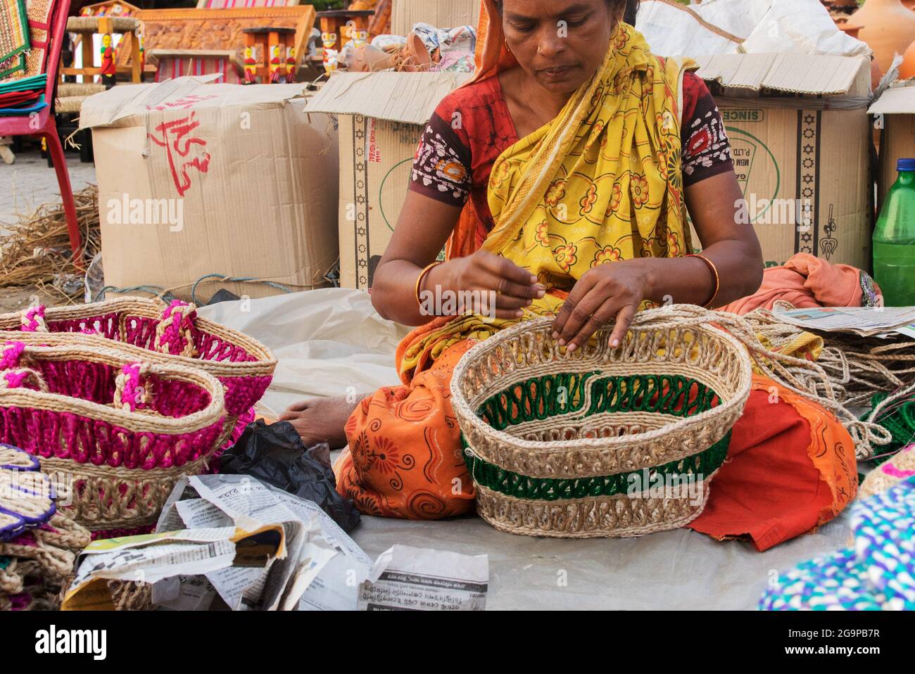 KOLKATA, BENGALE-OCCIDENTAL , INDE - 23 NOVEMBRE 2014 : Femme indienne non identifiée faisant des sacs de jute faits main, artisanat pendant la foire de l'artisanat à Kolk Banque D'Images