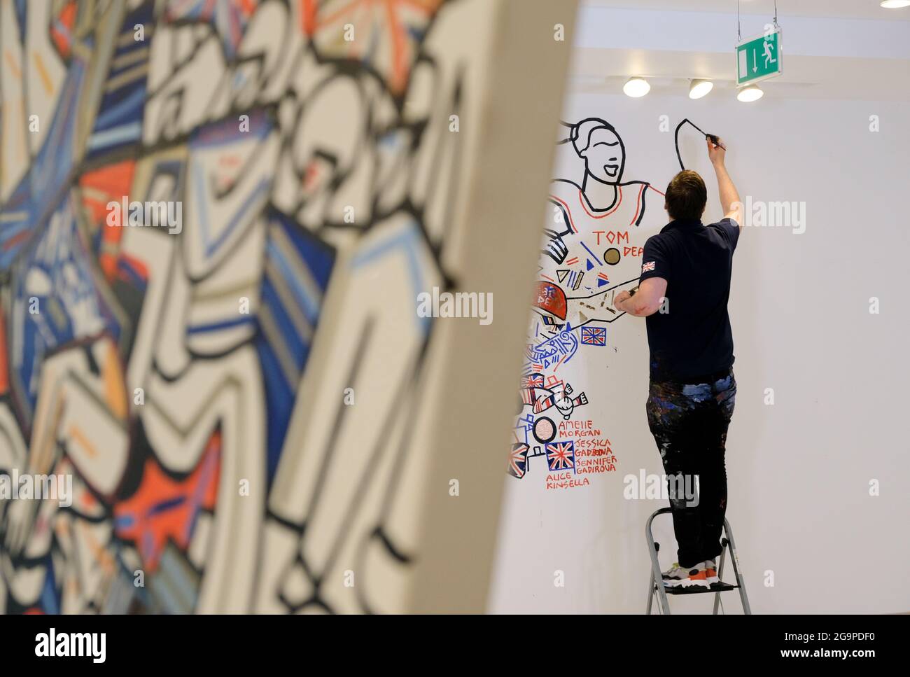 Carnaby Street, Londres, Royaume-Uni. 27 juillet 2021. Ben Mosley un artiste officiel de Team GB peint une fresque murale de Team GB dans un espace boutique de Carnaby Street à Londres. Crédit : Matthew Chattle/Alay Live News Banque D'Images