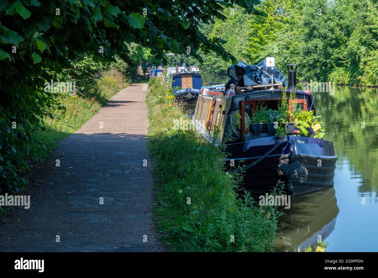 des barges-canaux ou des bateaux étroits amarrés sur le chemin de halage du canal bridgewater entre la vente et le grand manchester le jour de l'été. Banque D'Images