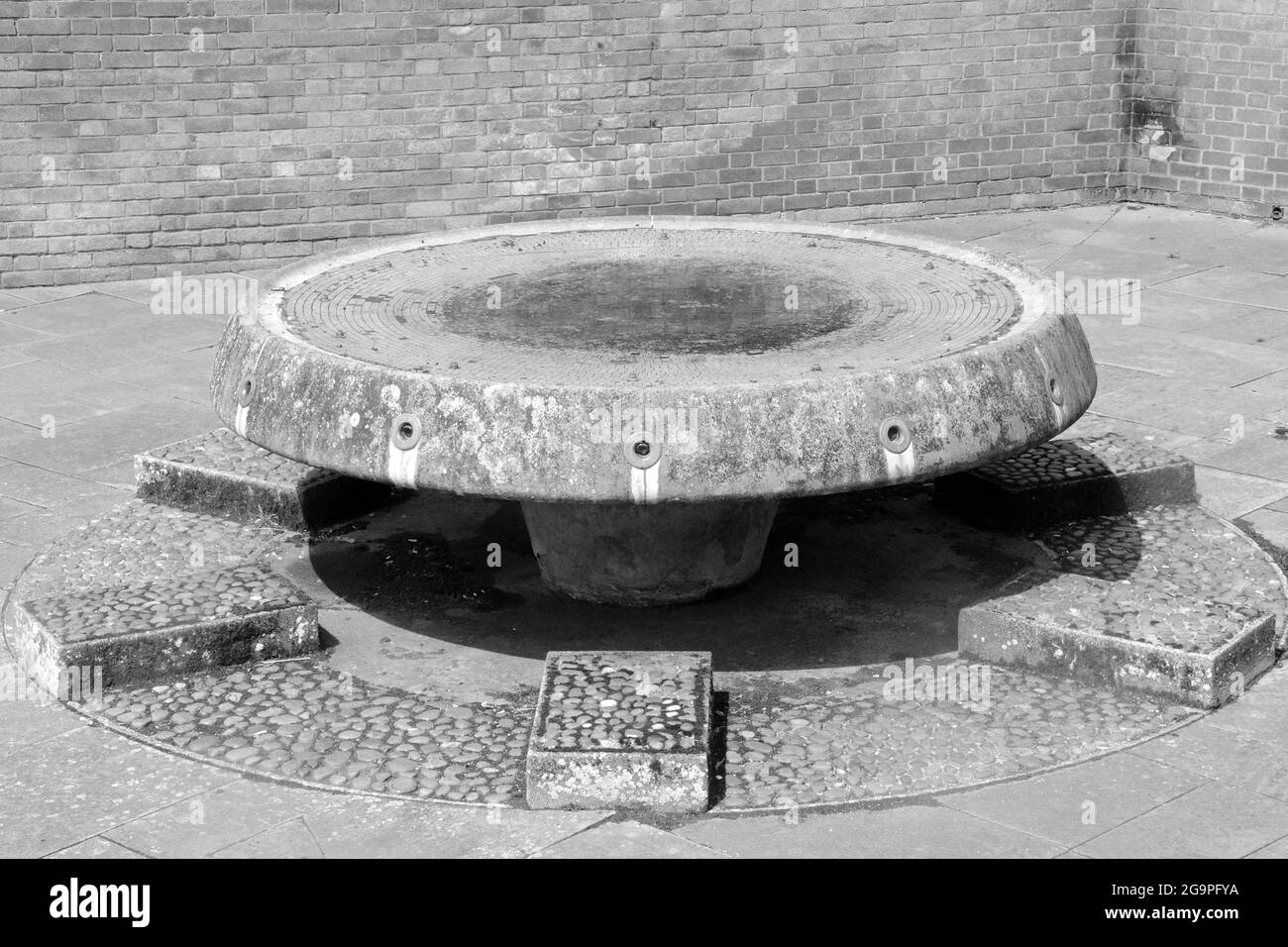 Années 1960 Fontaine brutaliste, Queen's Gardens, parc public au centre de Kingston upon Hull, Angleterre. Banque D'Images