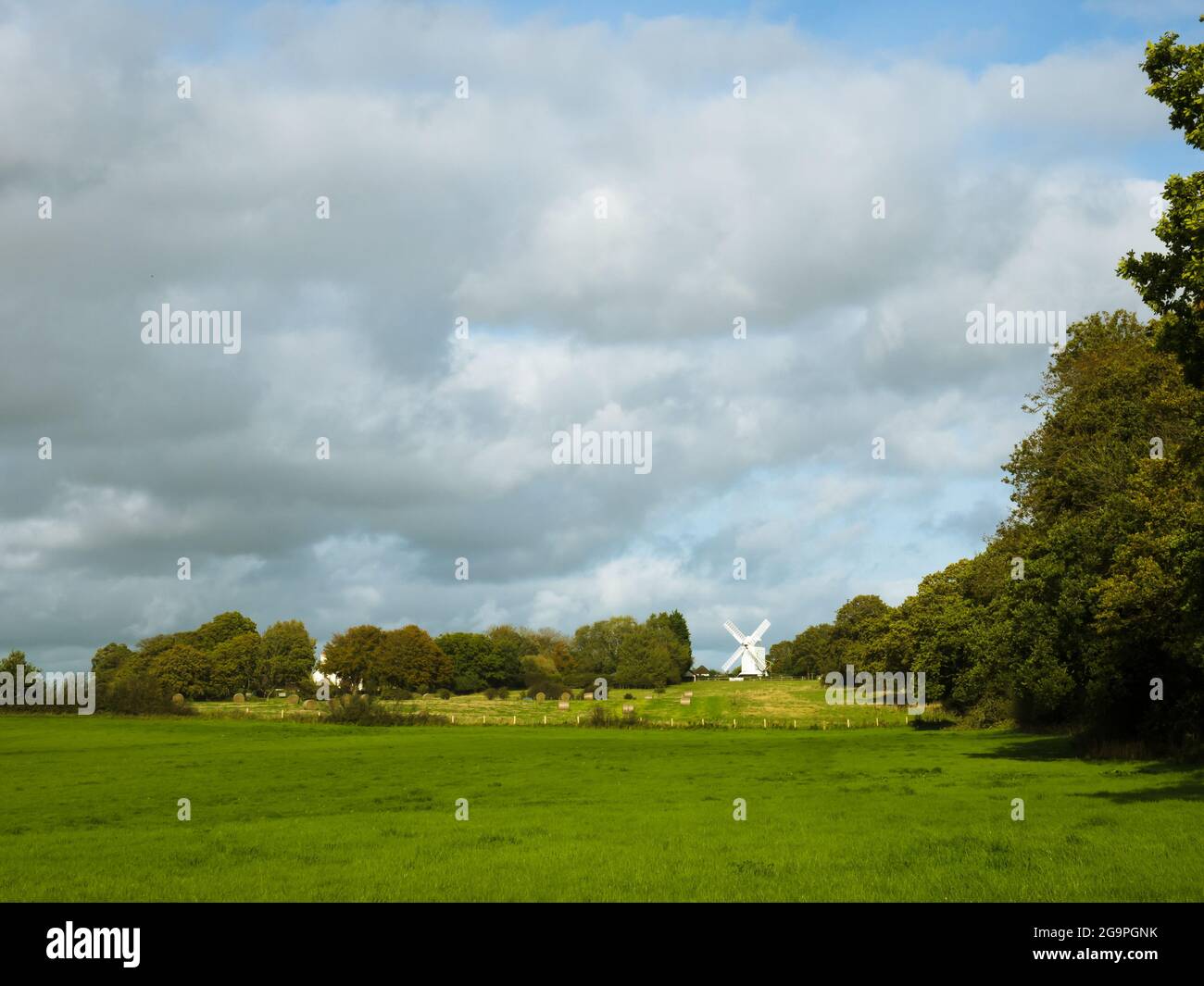 Le moulin à vent d'Oldland Keymer, Sussex, Royaume-Uni, près du parc national de South Downs, dans un ciel nuageux par une journée d'automne. Banque D'Images