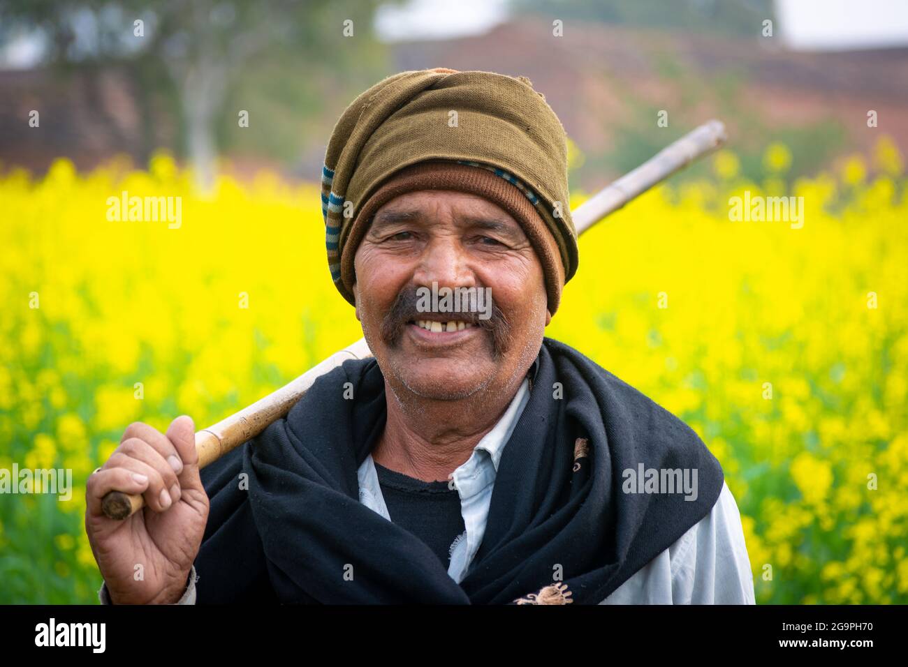 TIKAMGARH, MADHYA PRADESH, INDE - 16 JUILLET 2021 : agriculteur indien dans le domaine agricole. Banque D'Images