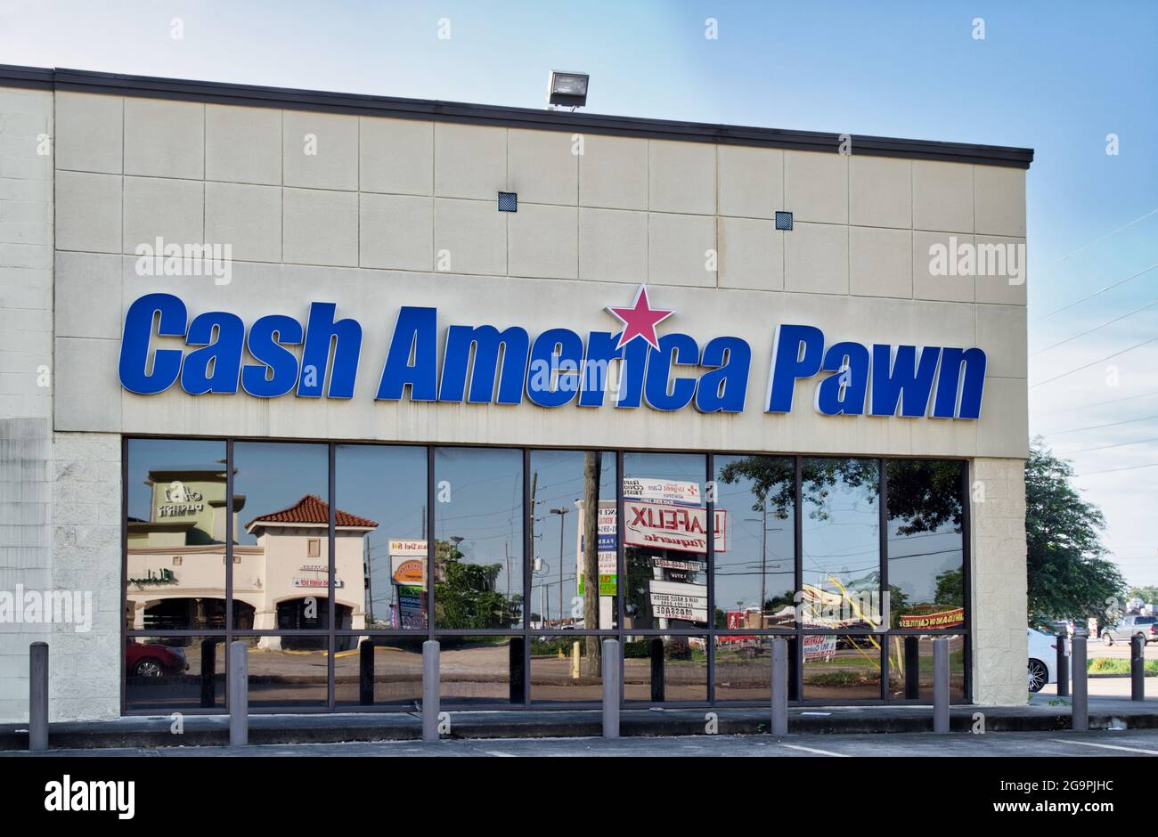 Houston, Texas États-Unis 06-03-2021: Extérieur du bâtiment Cash America Pawn à Houston, TX. Chaîne de distribution avec siège social à fort Worth, Texas est. 1984. Banque D'Images