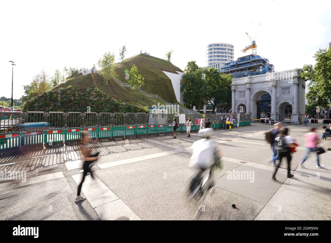 Le Marble Arch Mound dans le centre de Londres qui s'est ouvert au public. Le sommet de la nouvelle installation de 25 mètres de haut offrira des vues panoramiques sur Hyde Park, Mayfair et Marylebone lors de son ouverture au public en juillet. La colline artificielle a été construite sur une base d'échafaudage, avec des couches de sol et de contreplaqué formant le monticule qui a un centre creux avec de l'espace pour les expositions et les expositions. Date de la photo: Mardi 27 juillet 2021. Banque D'Images