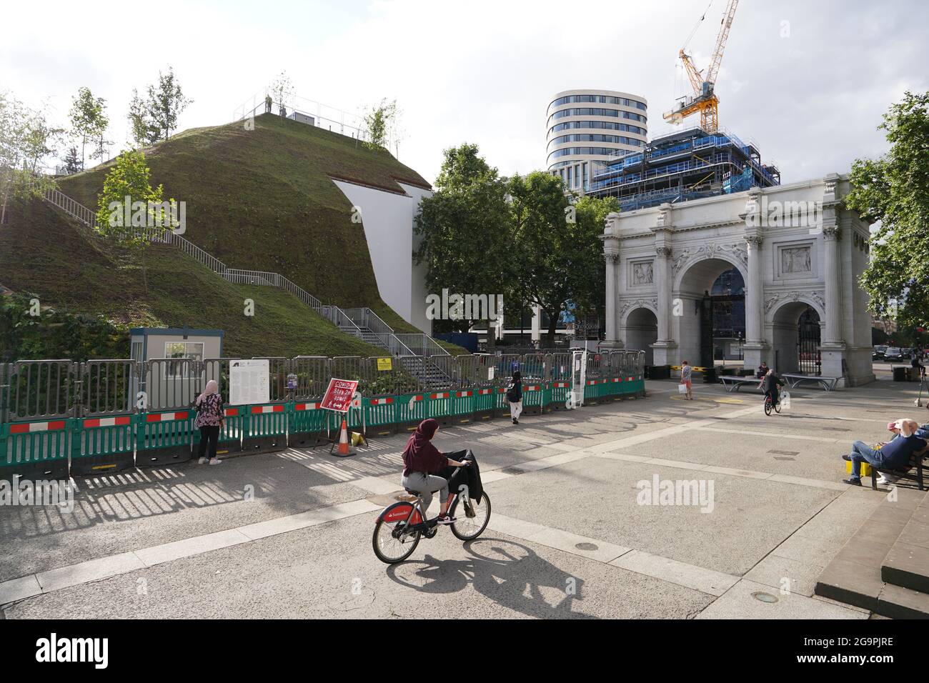 Le Marble Arch Mound dans le centre de Londres qui s'est ouvert au public. Le sommet de la nouvelle installation de 25 mètres de haut offrira des vues panoramiques sur Hyde Park, Mayfair et Marylebone lors de son ouverture au public en juillet. La colline artificielle a été construite sur une base d'échafaudage, avec des couches de sol et de contreplaqué formant le monticule qui a un centre creux avec de l'espace pour les expositions et les expositions. Date de la photo: Mardi 27 juillet 2021. Banque D'Images