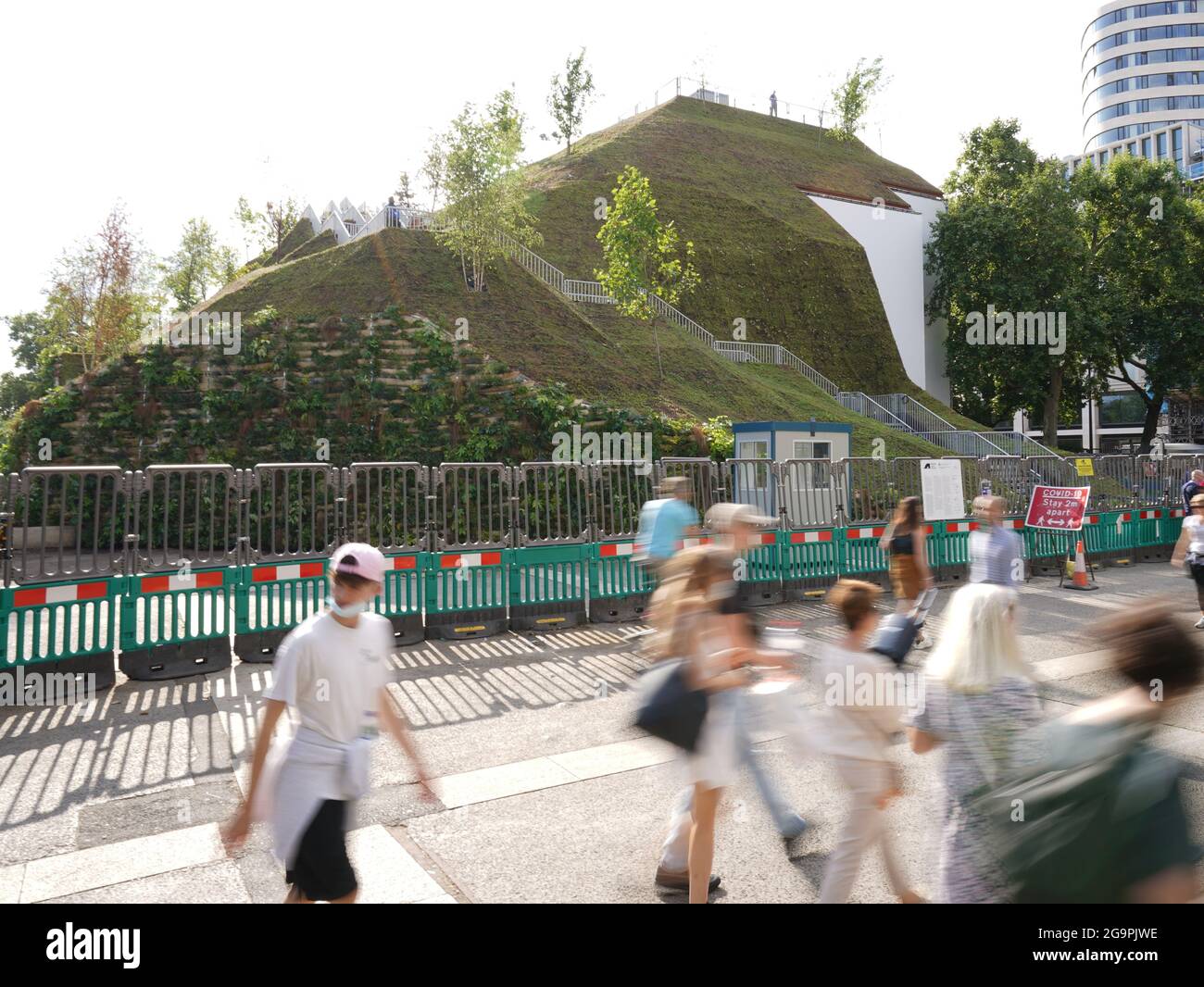 Le Marble Arch Mound dans le centre de Londres qui s'est ouvert au public. Le sommet de la nouvelle installation de 25 mètres de haut offrira des vues panoramiques sur Hyde Park, Mayfair et Marylebone lors de son ouverture au public en juillet. La colline artificielle a été construite sur une base d'échafaudage, avec des couches de sol et de contreplaqué formant le monticule qui a un centre creux avec de l'espace pour les expositions et les expositions. Date de la photo: Mardi 27 juillet 2021. Banque D'Images