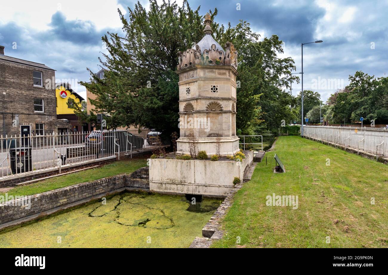 CAMBRIDGE ENGLAND TRUMPINGTON ROUTE LE MONUMENT À HOBSON ET SON CONDUIT EN BESOIN DE RÉNOVATION Banque D'Images