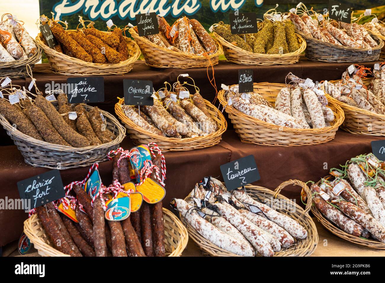 Dinant, Belgique - 19 juillet 2020 : saucisse traditionnelle faite à la main au marché, Dinant, Belgique Banque D'Images