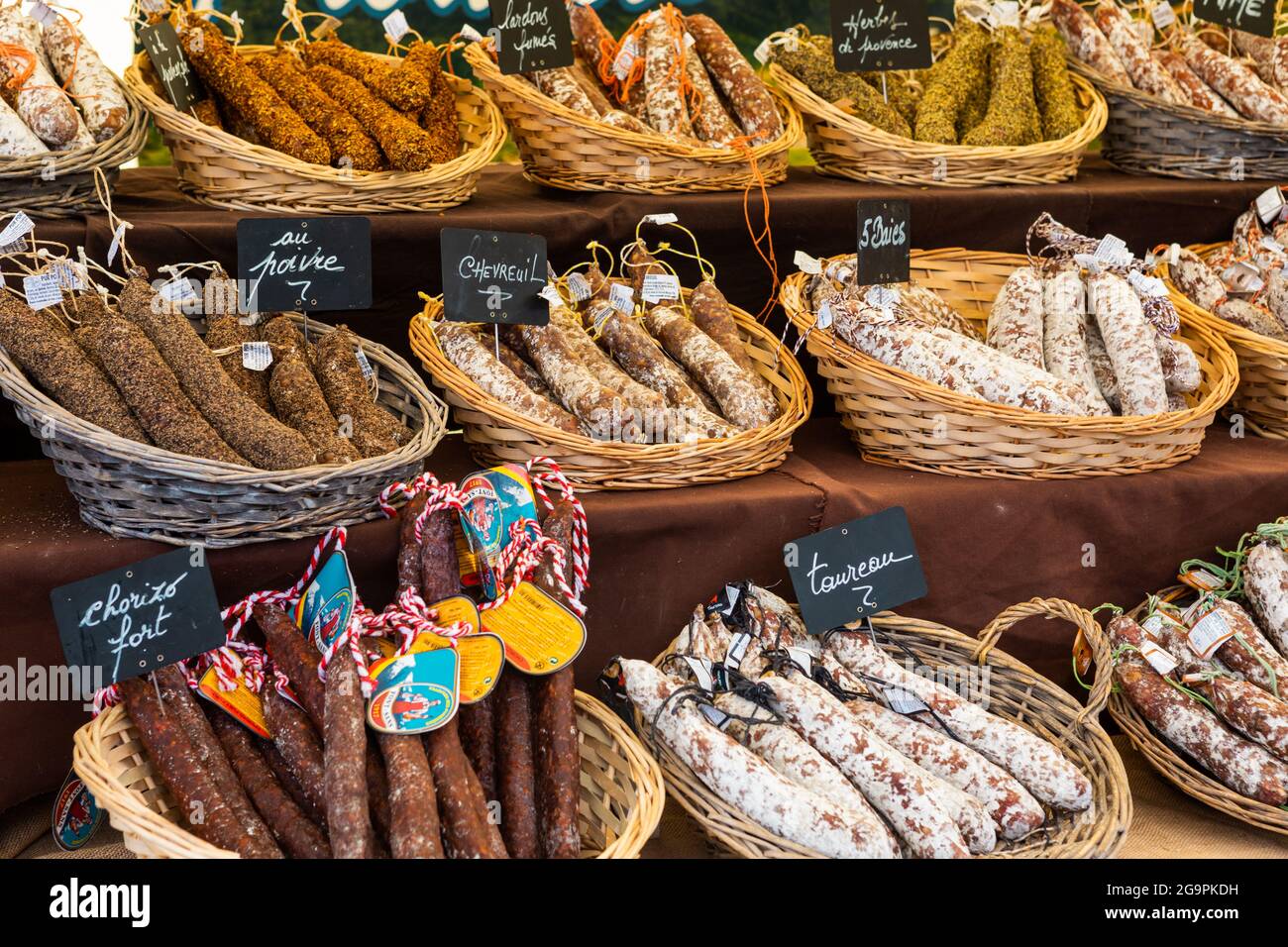 Dinant, Belgique - 19 juillet 2020 : saucisse traditionnelle faite à la main au marché, Dinant, Belgique Banque D'Images