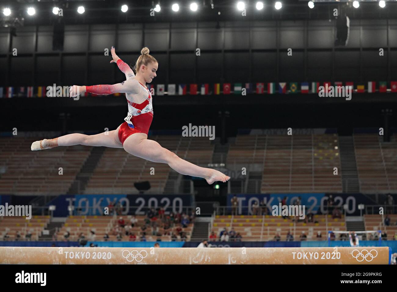 Tokyo, Japon. 27 juillet 2021. Amelie Morgan, du Royaume-Uni, se produit sur la barre de la balance lors de la finale de l'équipe artistique féminine aux Jeux Olympiques d'été de Tokyo 2020, au Japon, le mardi 27 juillet 2021. Le Comité olympique russe a remporté l'or, les États-Unis l'argent et le Royaume-Uni le bronze. Photo de Richard Ellis/UPI. Crédit : UPI/Alay Live News Banque D'Images