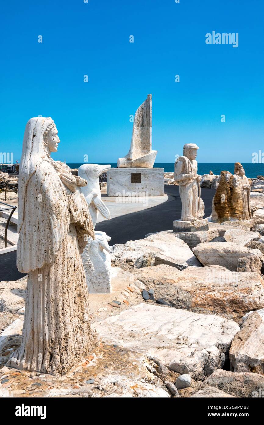 'Madonna on the Rocks' sur la promenade South Pier de San Benedetto del Tronto, Italie Banque D'Images