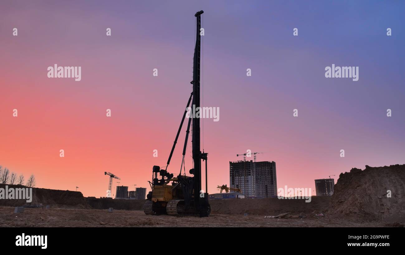 Perceuse de fondation verticale tamrock pile. Engin de forage sur le chantier. Techniques d'amélioration du sol, sonde de vibromoflottaison. Compacti de vibration Banque D'Images