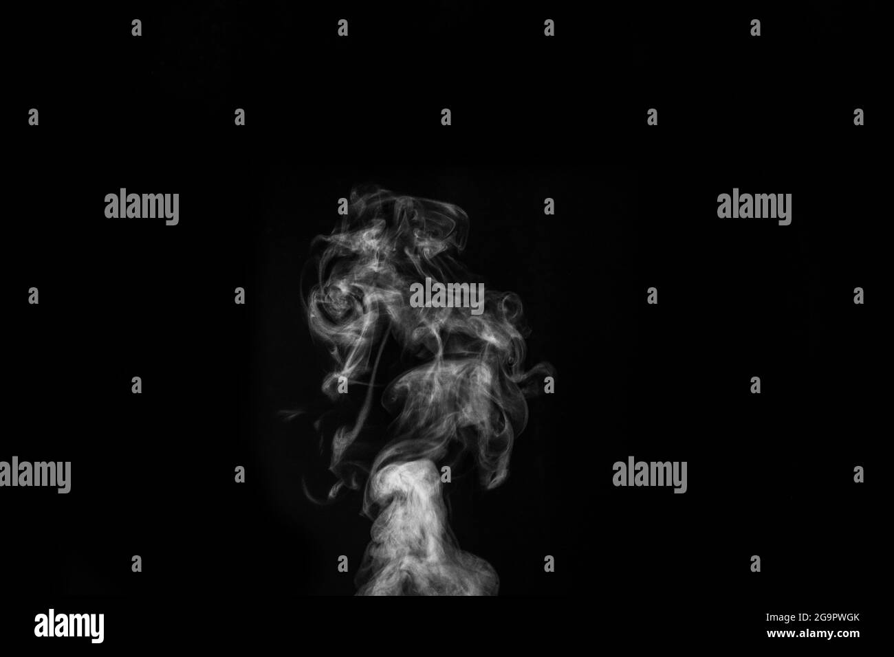 Vapeur ou fumée blanche et mystique parfaite isolée sur fond noir. Flou de fond abstrait ou smog, élément de conception, mise en page pour collages. Banque D'Images