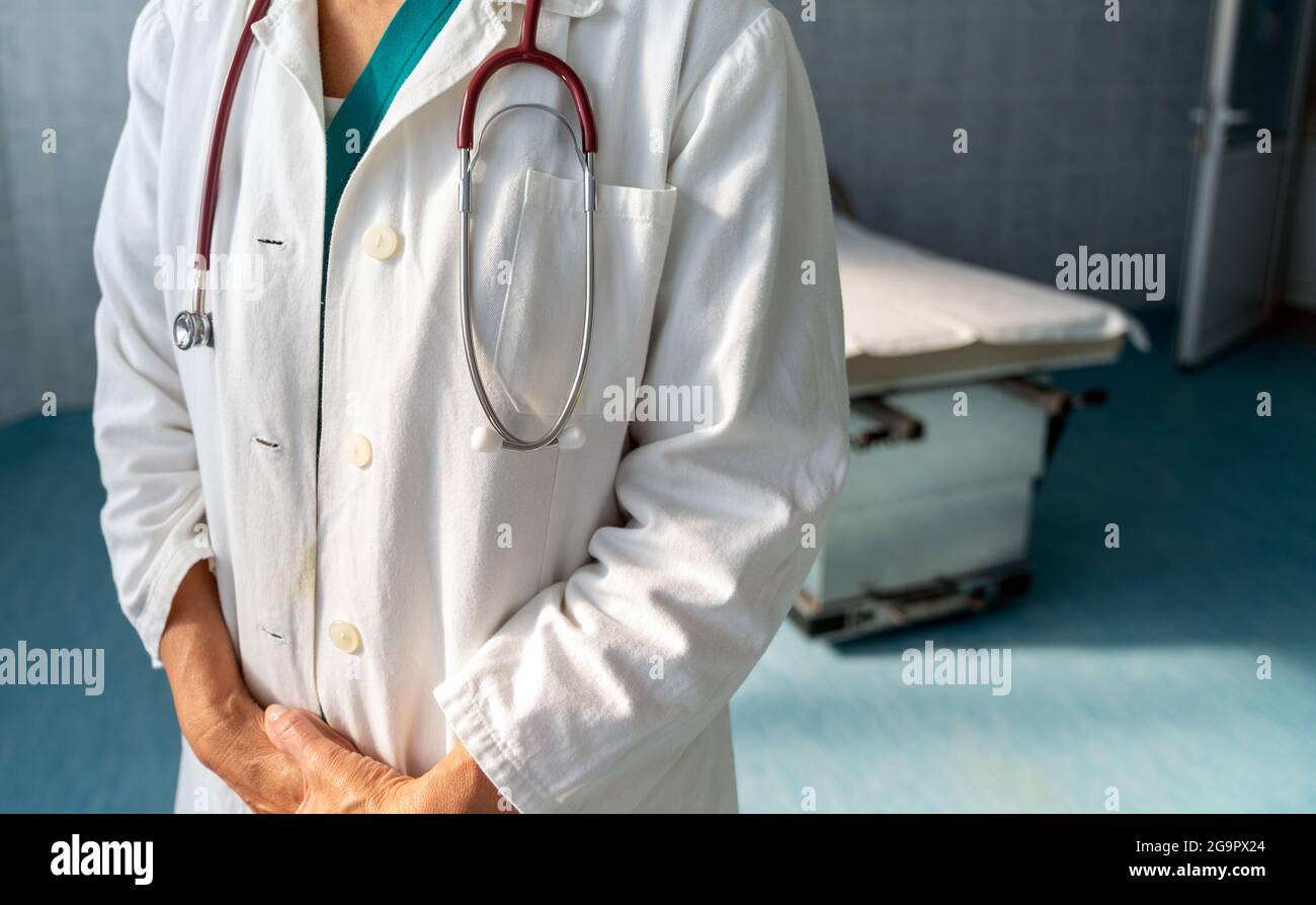 Portrait d'une femme médecin réussie à l'hôpital. Santé, médecine, concept de personnes Banque D'Images