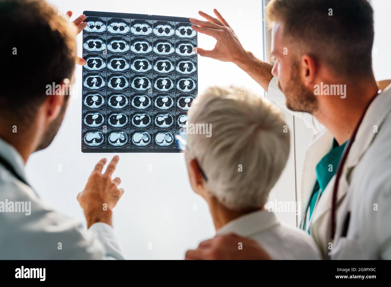 Médecins discutant du diagnostic du patient en regardant les rayons X dans un hôpital Banque D'Images