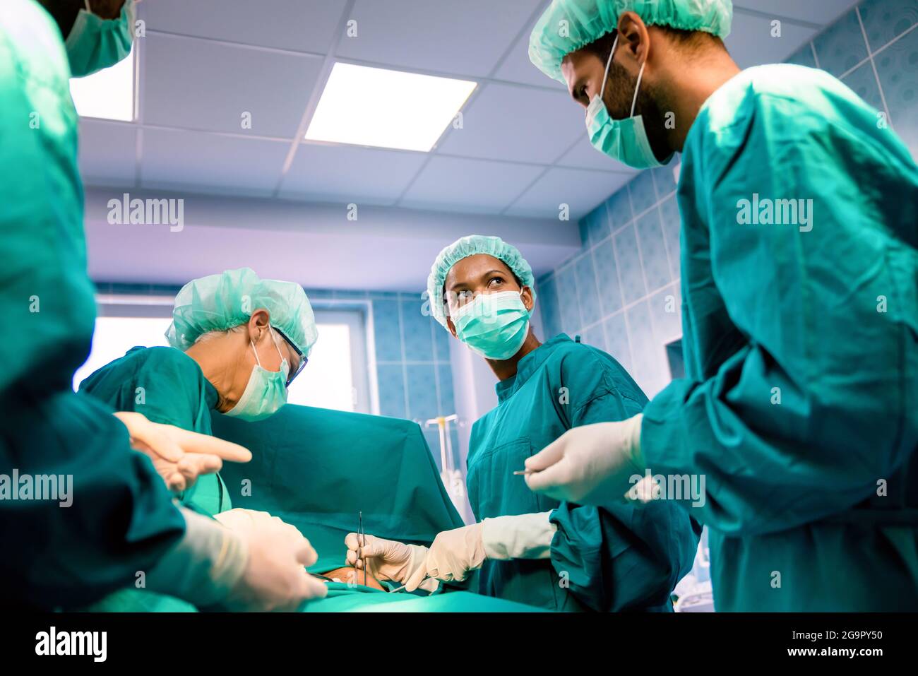 Fonctionnement de l'équipe de chirurgie dans une salle chirurgicale Banque D'Images Fonctionnement de l'équipe de chirurgie dans une salle chirurgicale Banque D'Images