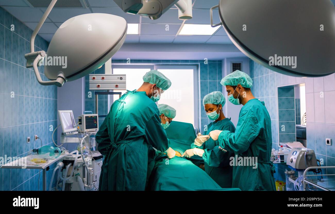 Groupe de chirurgiens au travail dans la salle d'opération de l'hôpital Banque D'Images Groupe de chirurgiens au travail dans la salle d'opération de l'hôpital Banque D'Images