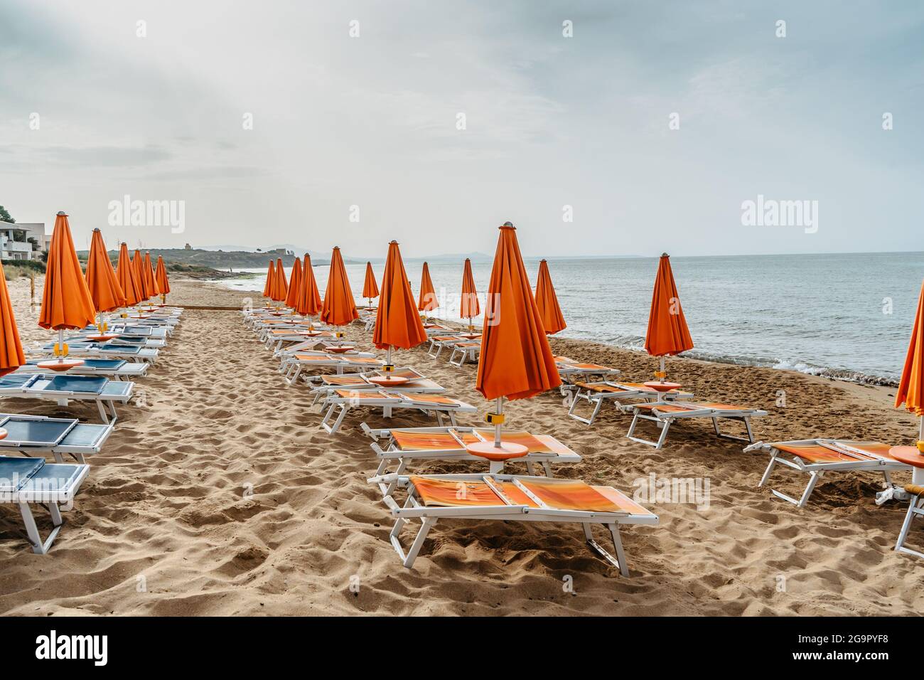 Vue de parasols, chaises longues sur la plage de sable et la mer.plage vide attendant les touristes, la Sicile, l'Italie.Voyage agence concept banner.Relax vacances Banque D'Images