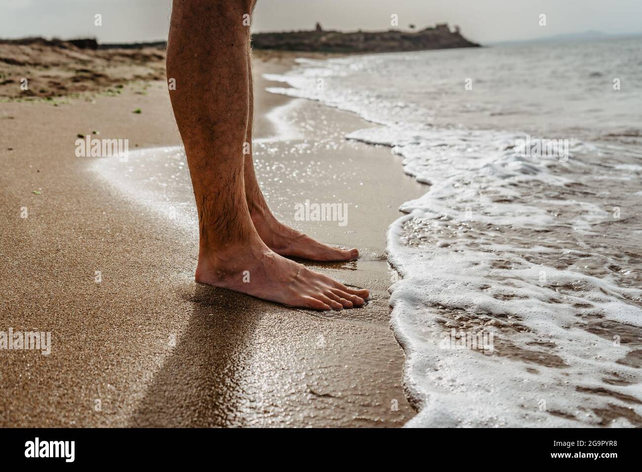 Joyeux homme voyageur debout sur la plage de sable, appréciant la journée ensoleillée d'été, les vagues et l'eau de mer cristalline.Voyage bannière concept de liberté.détendez-vous vacances Banque D'Images