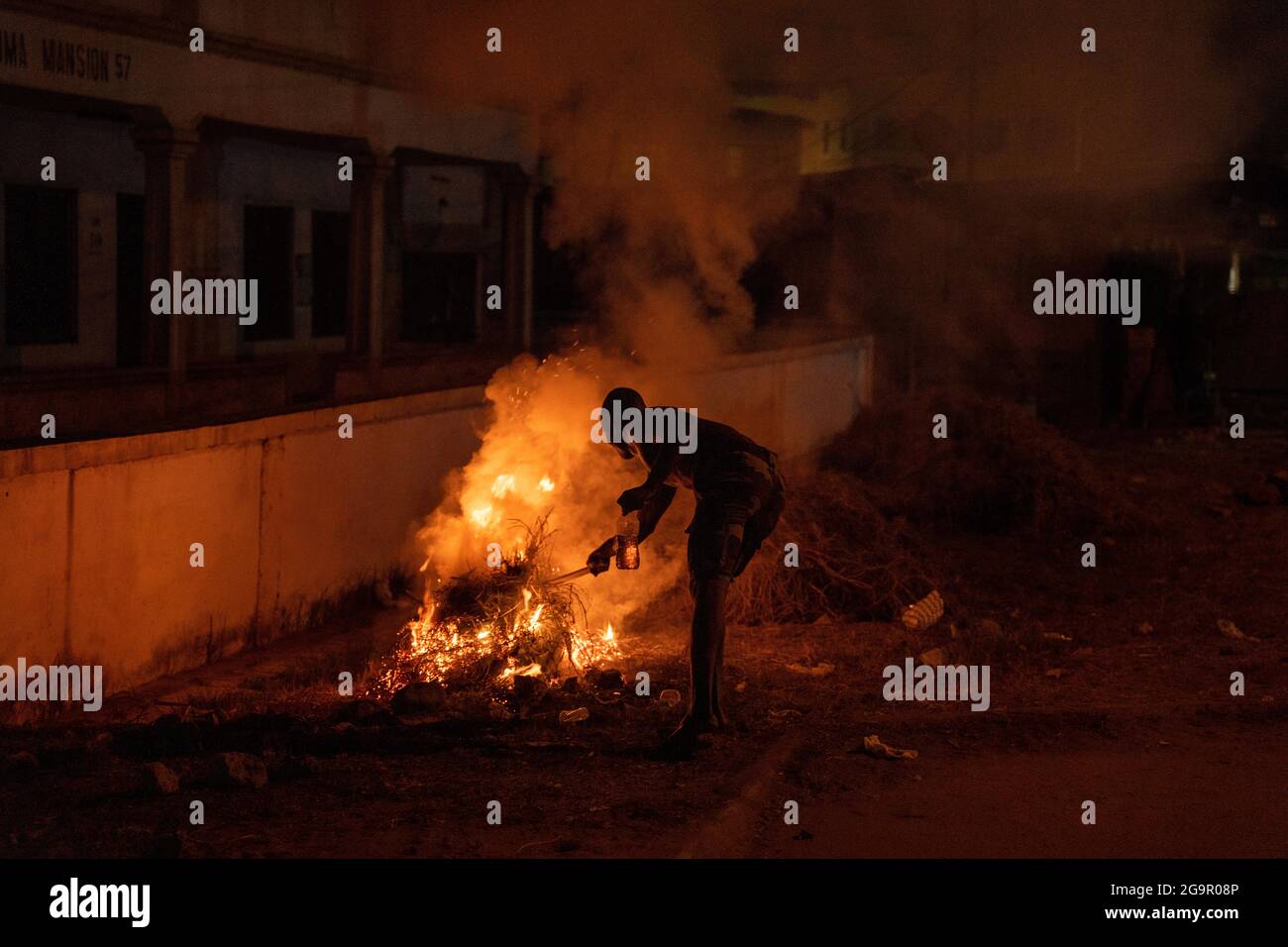 L'homme met le feu sur la rue en Afrique de l'Ouest Banque D'Images