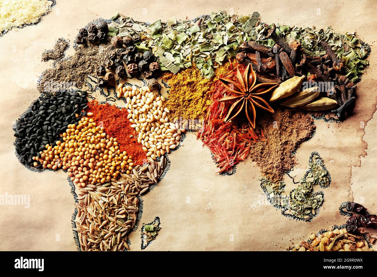 Carte du monde faite de différents types d'épices, gros plan Photo ...