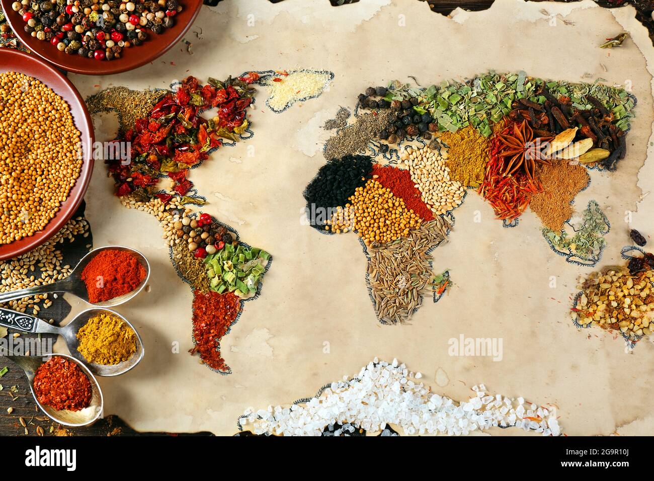 Carte du monde faite de différents types d'épices, gros plan Photo ...
