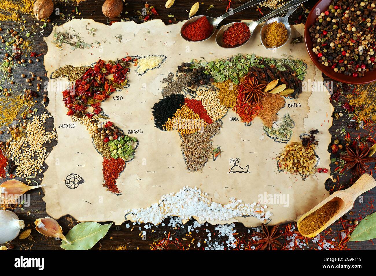 Carte du monde faite de différents types d'épices sur fond de bois ...