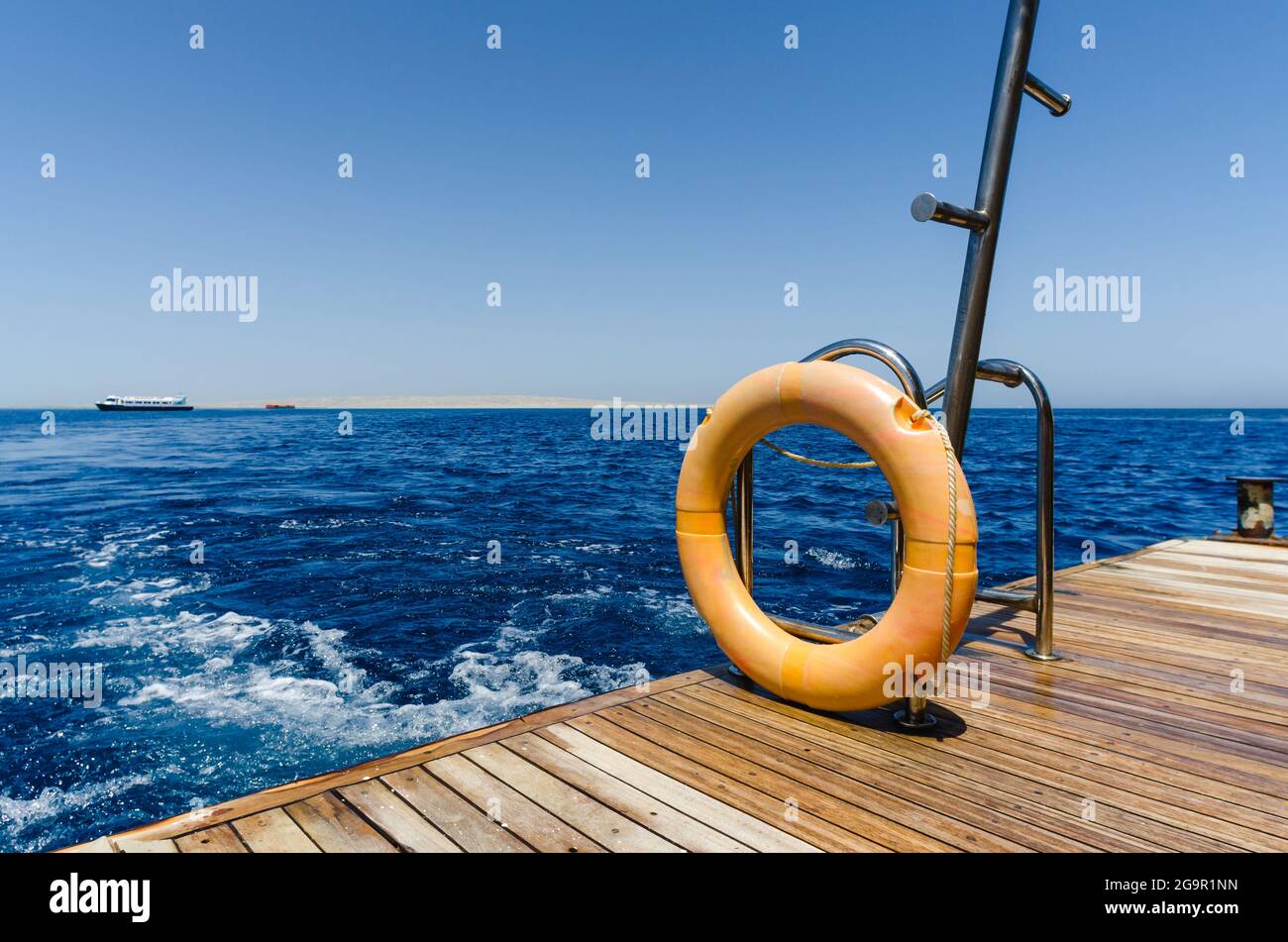 Vue sur le paysage du navire à la côte de la mer Rouge en Egypte et bleu de l'eau Banque D'Images