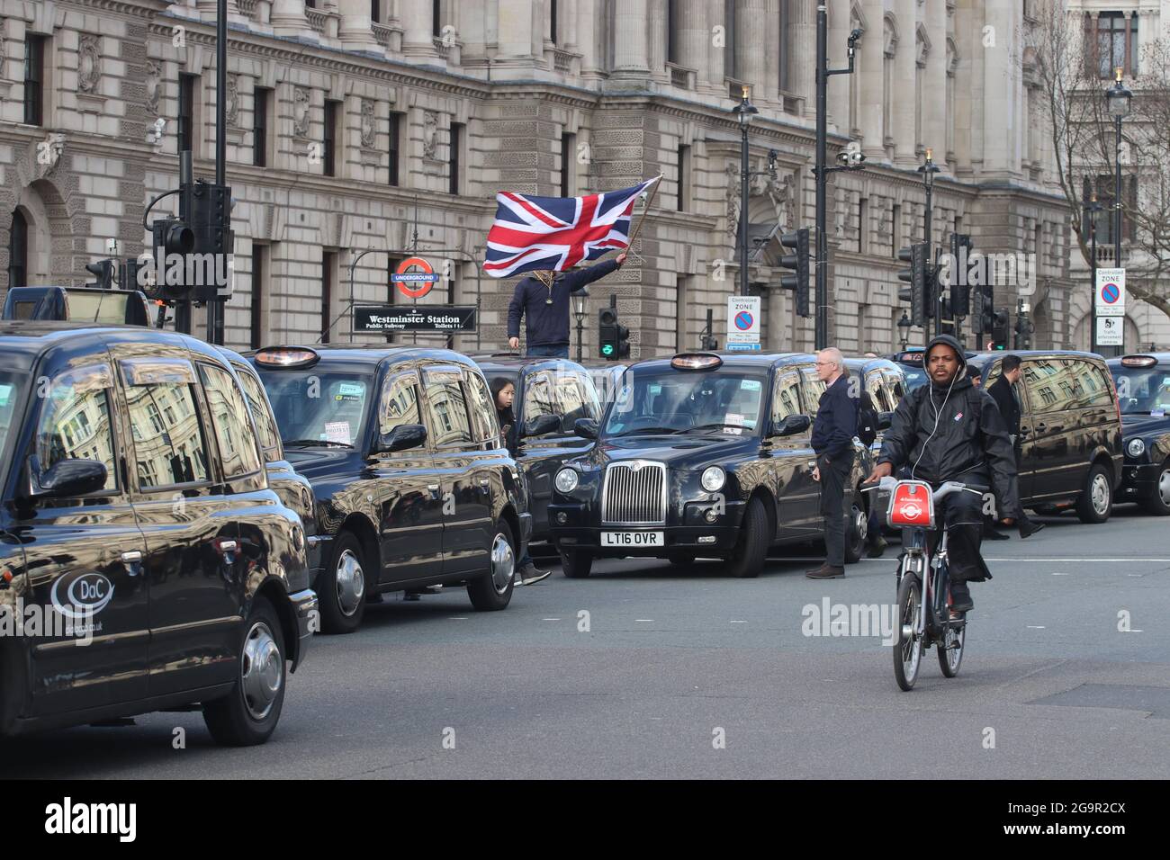 Taxis londoniens à Whitehall Banque D'Images