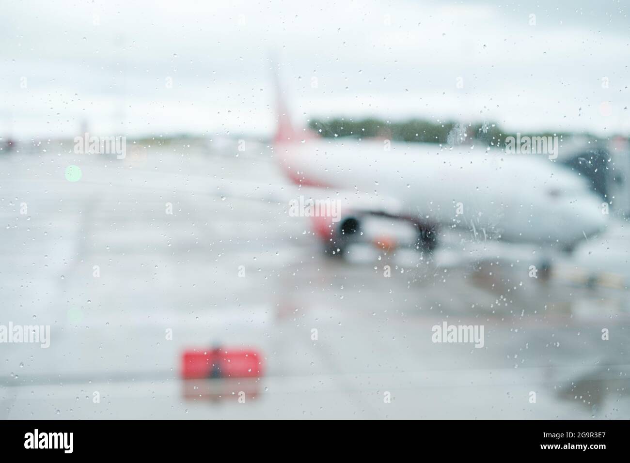 Un avion devant la fenêtre de l'aéroport. Banque D'Images