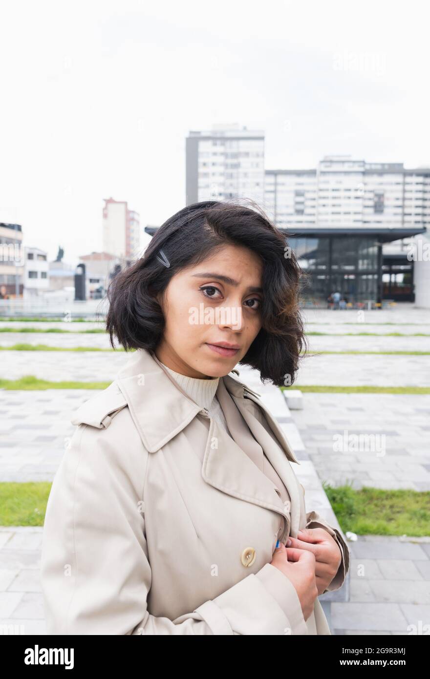 Femme quittant une réunion d'affaires pour profiter de l'après-midi. Promenade dans la ville, inspirée par nos projets. Banque D'Images
