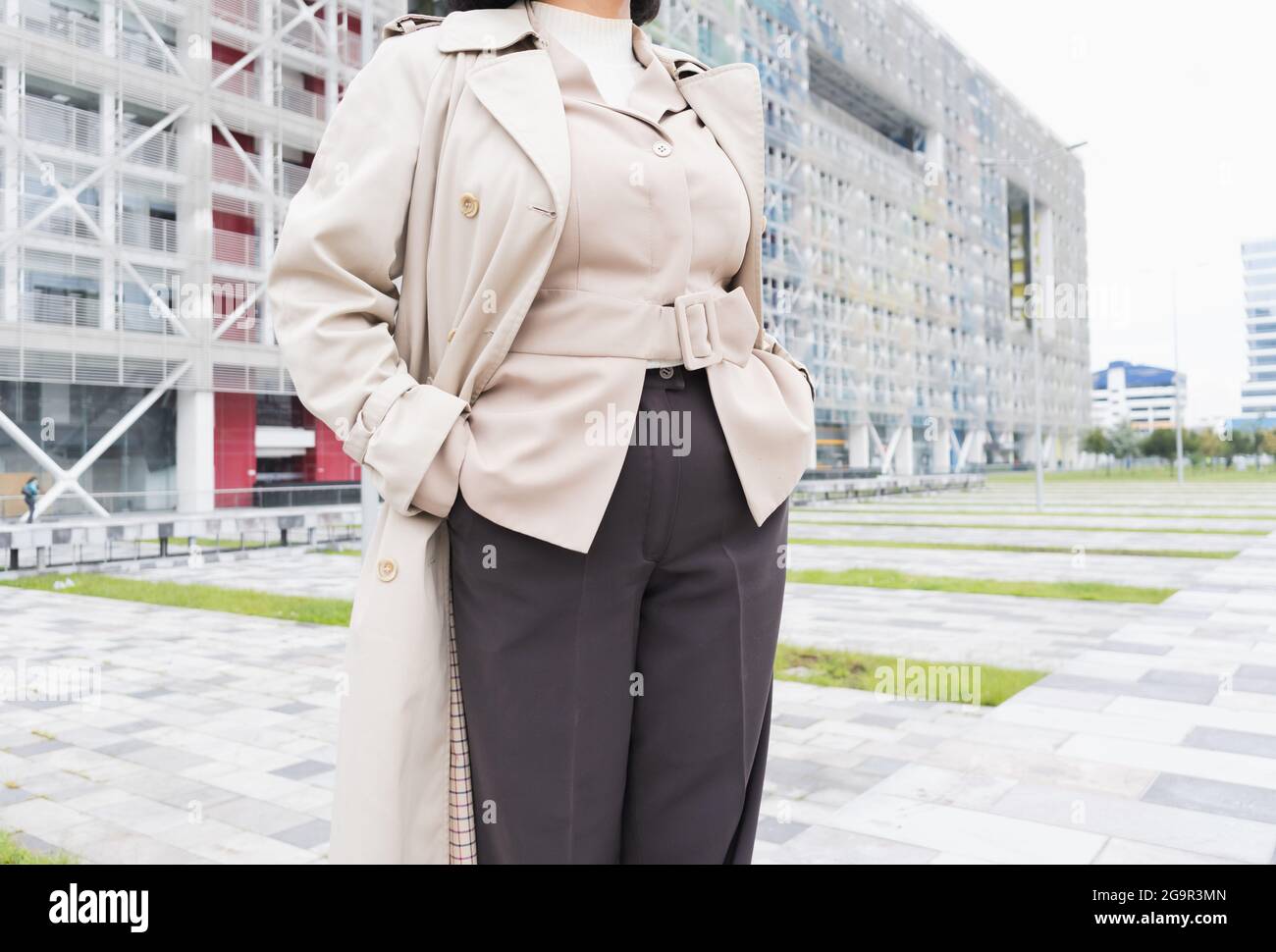 Femme quittant une réunion d'affaires pour profiter de l'après-midi. Promenade dans la ville, inspirée par nos projets. Banque D'Images