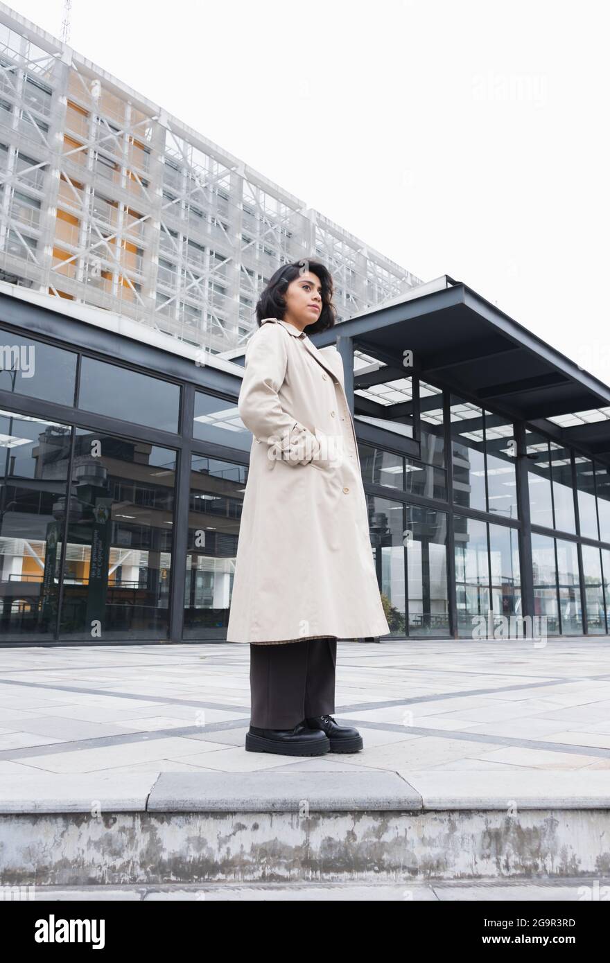 Femme quittant une réunion d'affaires pour profiter de l'après-midi. Promenade dans la ville, inspirée par nos projets. Banque D'Images