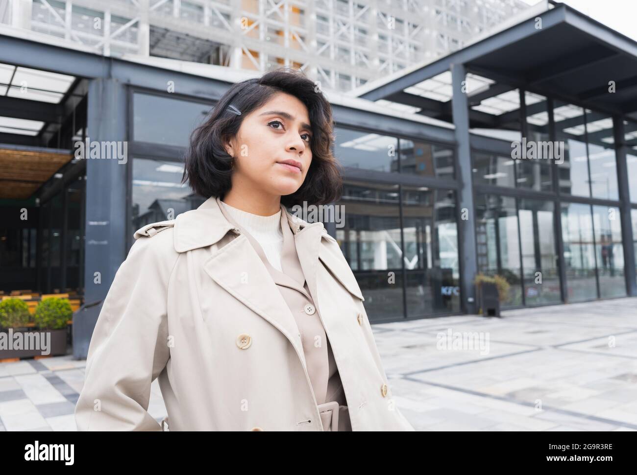Femme quittant une réunion d'affaires pour profiter de l'après-midi. Promenade dans la ville, inspirée par nos projets. Banque D'Images