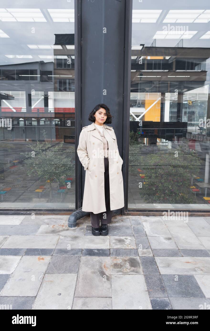 Femme quittant une réunion d'affaires pour profiter de l'après-midi. Promenade dans la ville, inspirée par nos projets. Banque D'Images