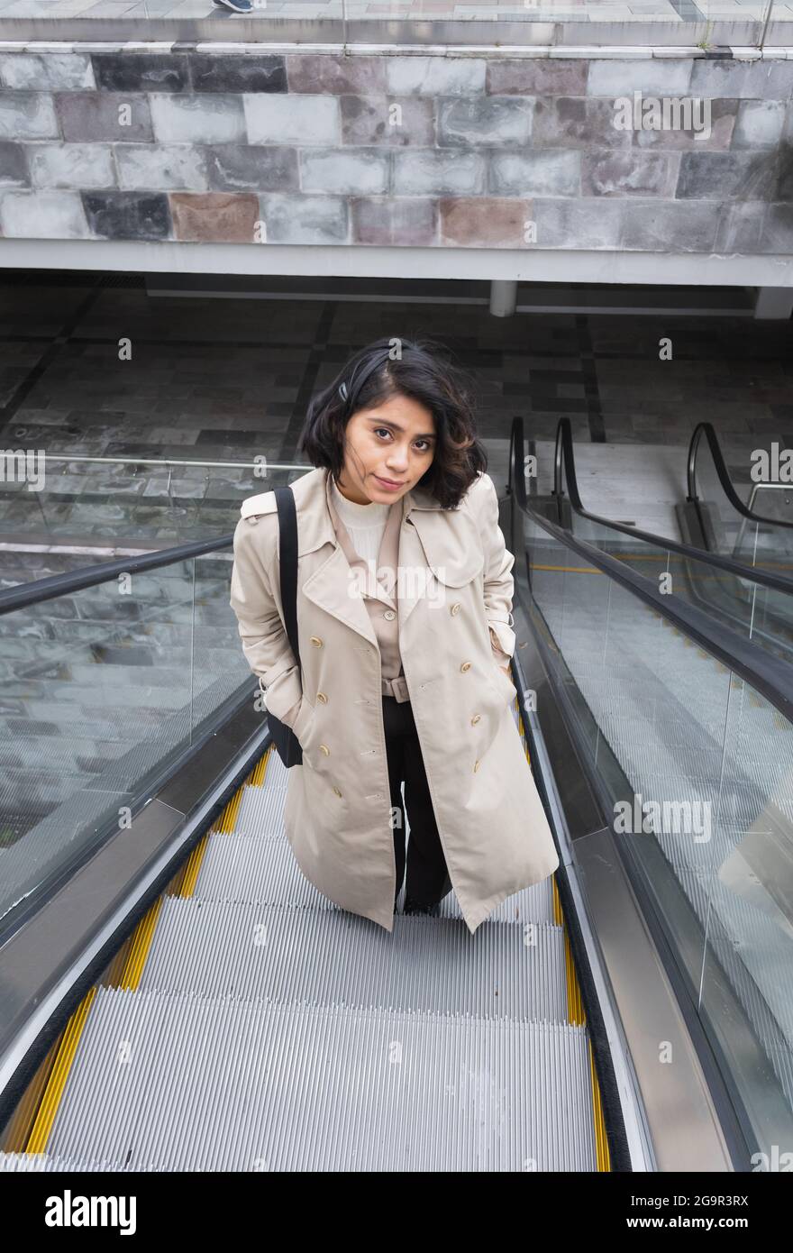 Femme quittant une réunion d'affaires pour profiter de l'après-midi. Promenade dans la ville, inspirée par nos projets. Banque D'Images