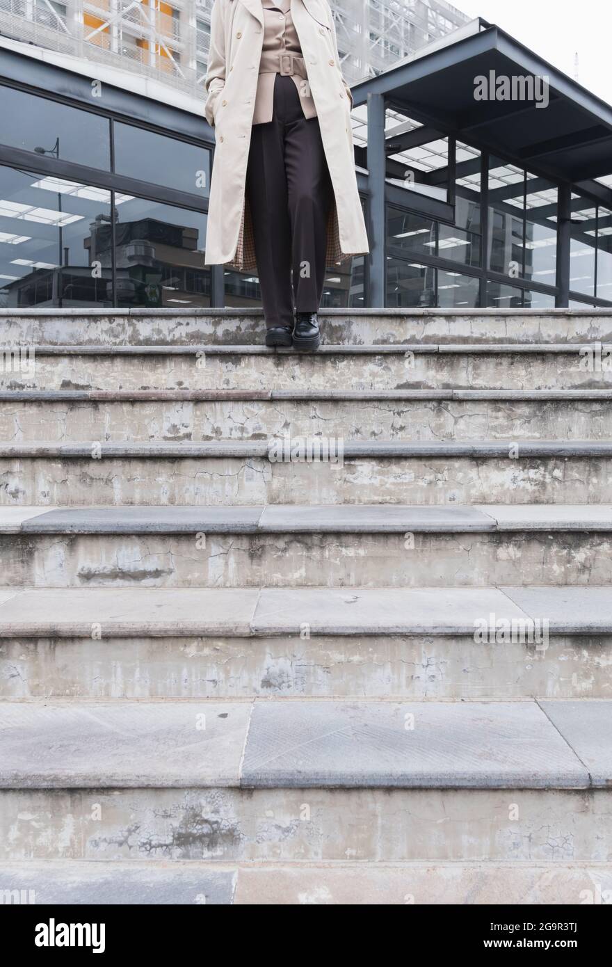 Femme quittant une réunion d'affaires pour profiter de l'après-midi. Promenade dans la ville, inspirée par nos projets. Banque D'Images