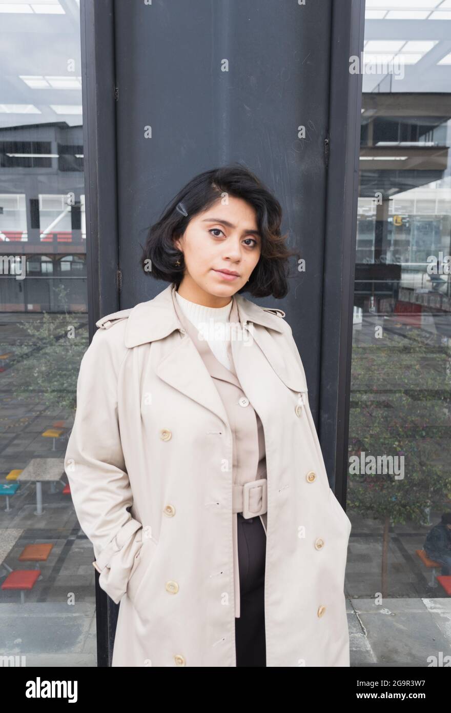 Femme quittant une réunion d'affaires pour profiter de l'après-midi. Promenade dans la ville, inspirée par nos projets. Banque D'Images