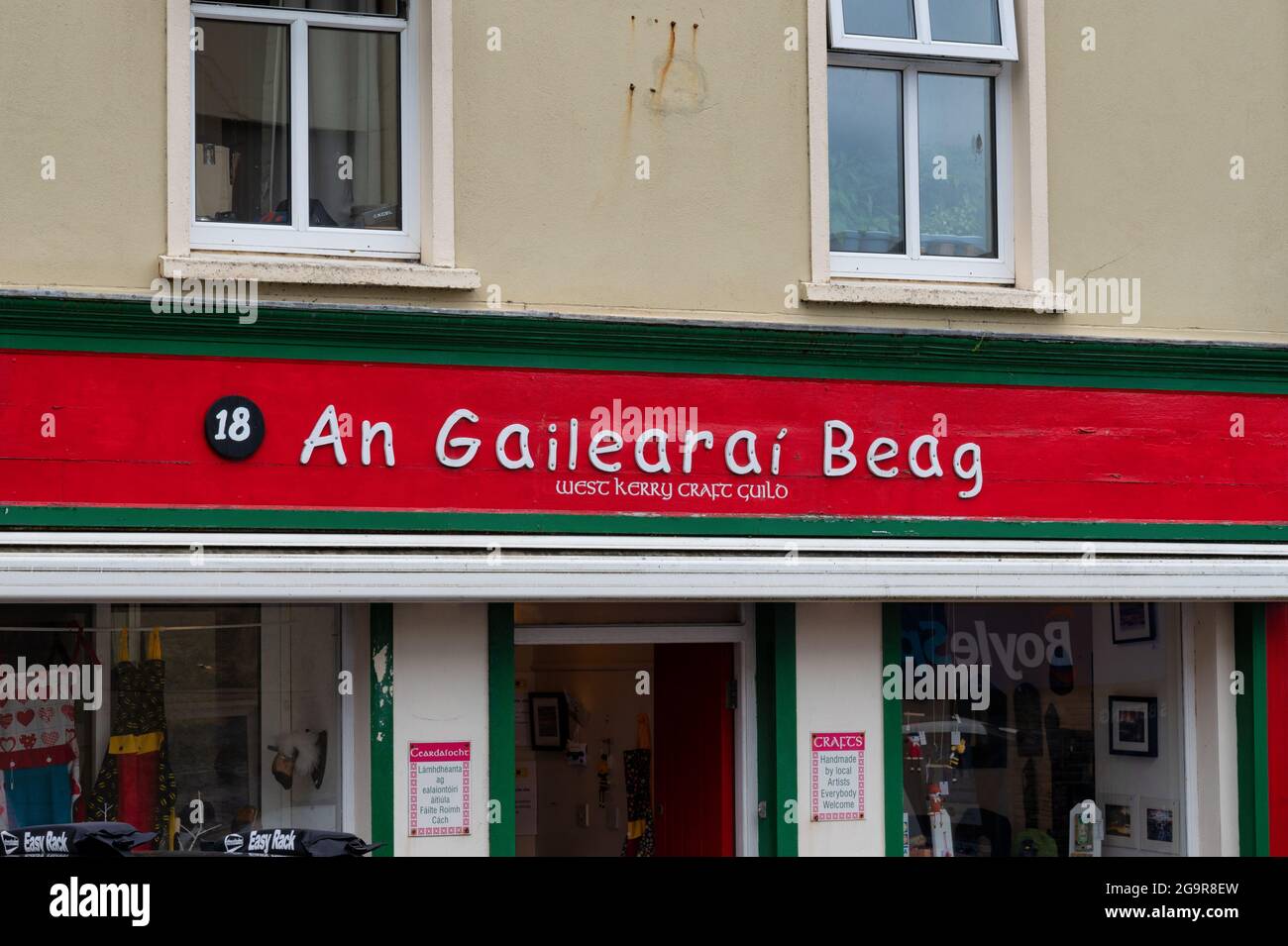 Dingle, Irlande - 8 juillet 2021 : le panneau pour une boutique Gailearai Beag à Dingle Irlande Banque D'Images
