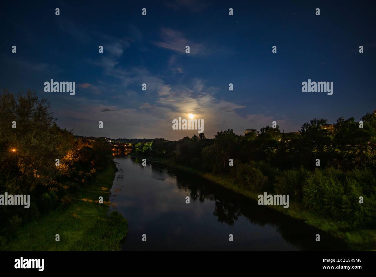 Cacher la lune au-dessus de la rivière Neris Banque D'Images