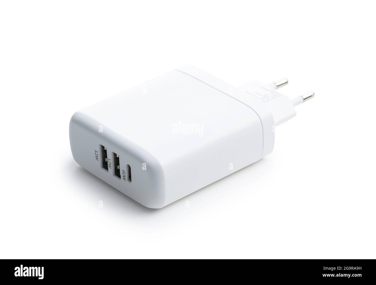 Chargeur mural pour téléphone portable isolé sur fond blanc. Banque D'Images