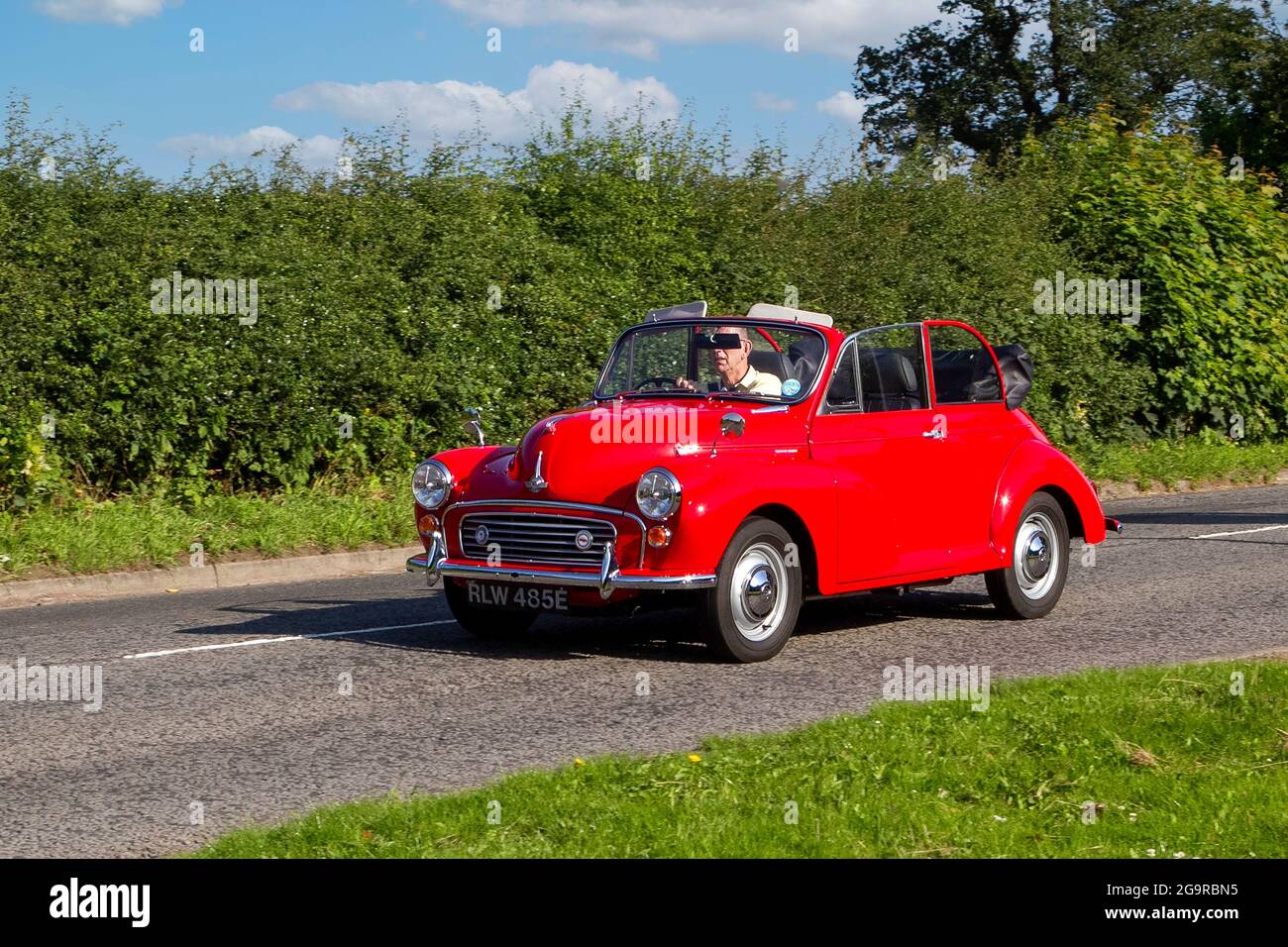 Années 1960 Red Morris véhicule mineur 1000 en route vers Capesthorne Hall Classic de juillet car show, Cheshire, Royaume-Uni Banque D'Images