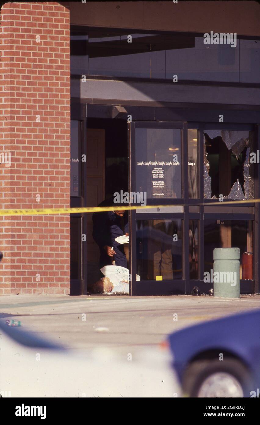 Killeen Texas USA, octobre 16,1991 : des enquêteurs de police travaillent sur la scène du crime lors d'une fusillade de masse à la cafétéria Luby's à Killeen. George Hennard, un habitant de 35 ans de Killeen, s'est écrasé une prise en charge dans le restaurant et a tué 23 personnes avant de se tuer. ©Bob Daemmrich Banque D'Images