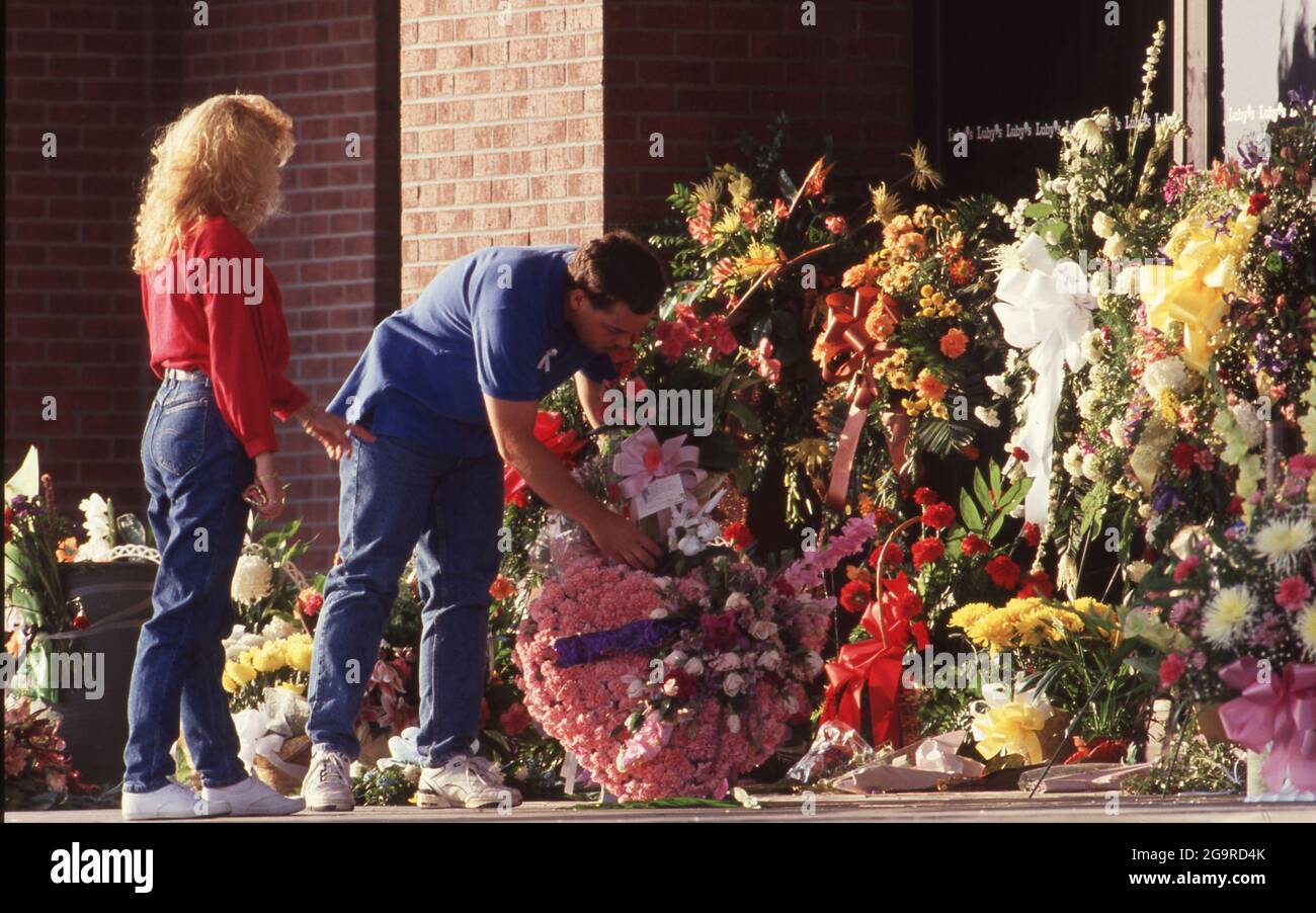 Killeen Texas USA, octobre 1991 : les membres de la communauté laissent des fleurs à la mémoire des victimes d'une fusillade de masse à la cafétéria Luby's à Killeen. Le 16 octobre. George Hennard, un habitant de 35 ans de Killeen, s'est écrasé un ramassage dans le restaurant et a tué 23 dîners et membres du personnel avant de se tuer. ©Bob Daemmrich Banque D'Images