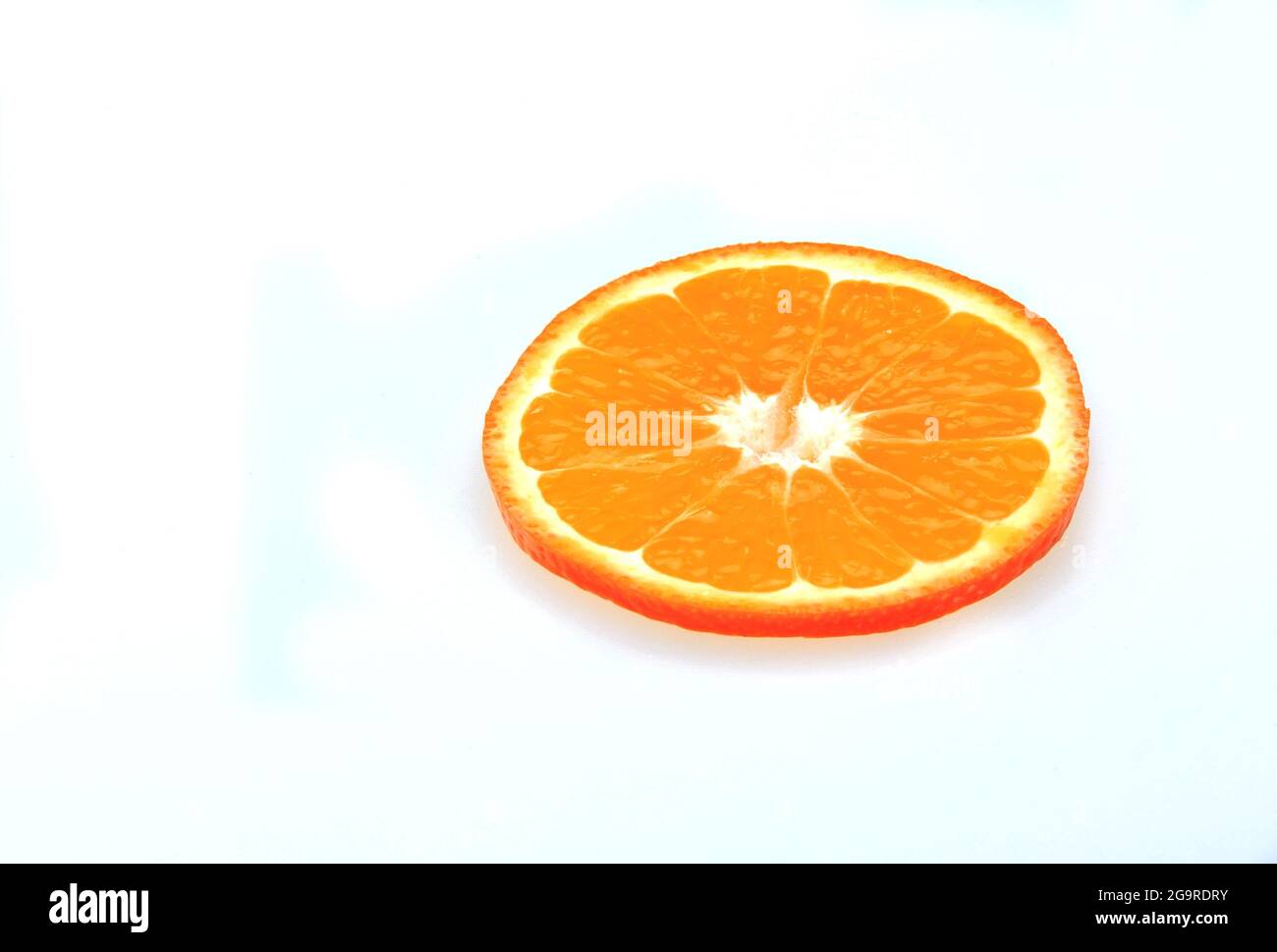 Fruits orange. Gros plan sur des fruits orange frais biologiques et une tranche isolée sur fond blanc. Collection Orange. Banque D'Images