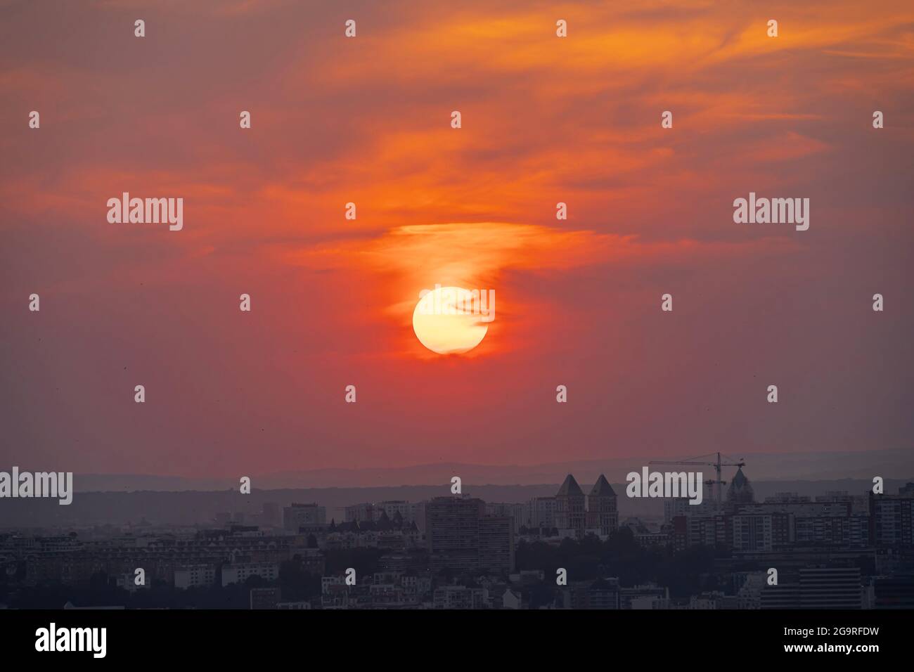 Paris, France - 07 22 2021 : Tour Eiffel : coucher de soleil sur Paris et la Défense Banque D'Images