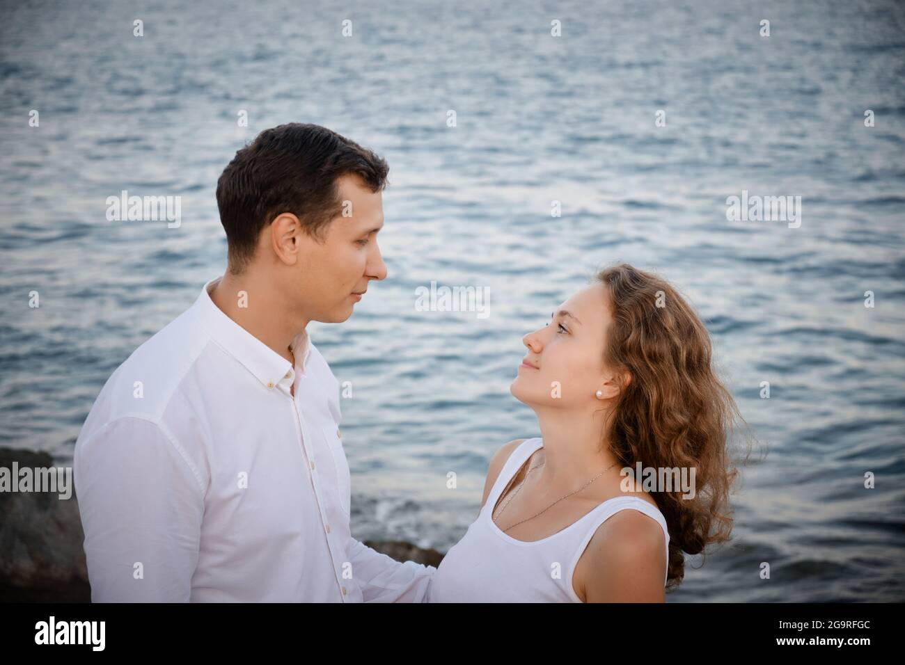 L'homme et la femme se regardent l'un vers l'autre Banque D'Images