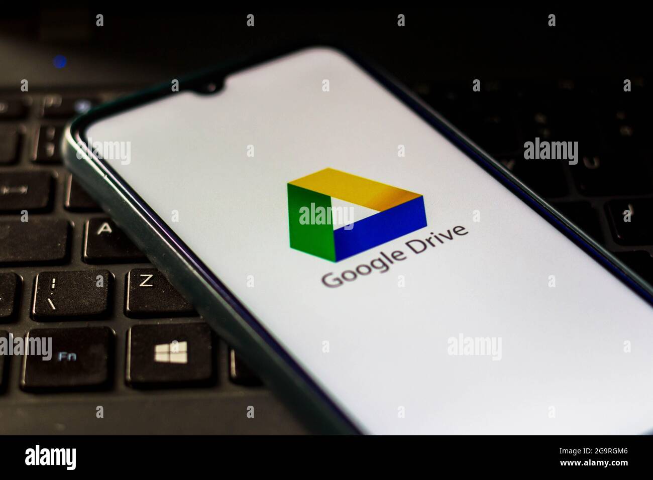 Sur cette photo, le logo Google Drive s'affiche sur un smartphone. Banque D'Images